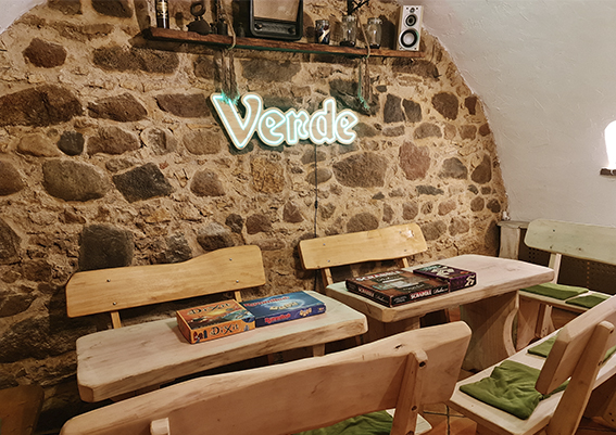 Drewniane stoły i planszówki w Verde